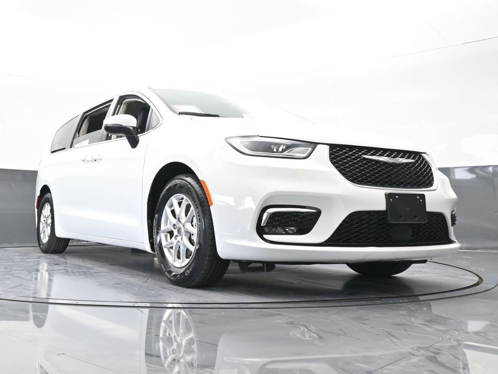 Used 2023 Chrysler Pacifica Touring-L image 63