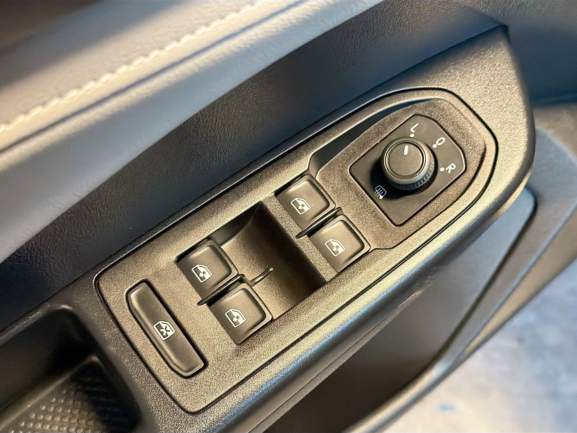 Used 2024 Volkswagen Taos SE image 15