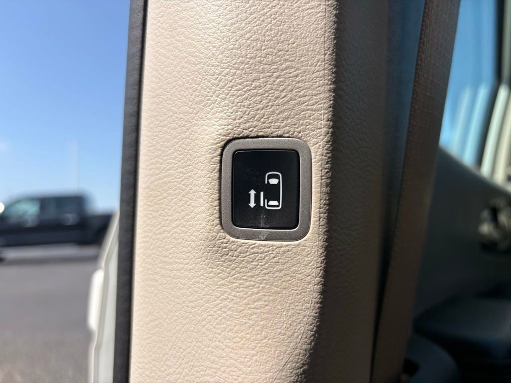 Used 2023 Chrysler Pacifica Touring-L FWD image 15