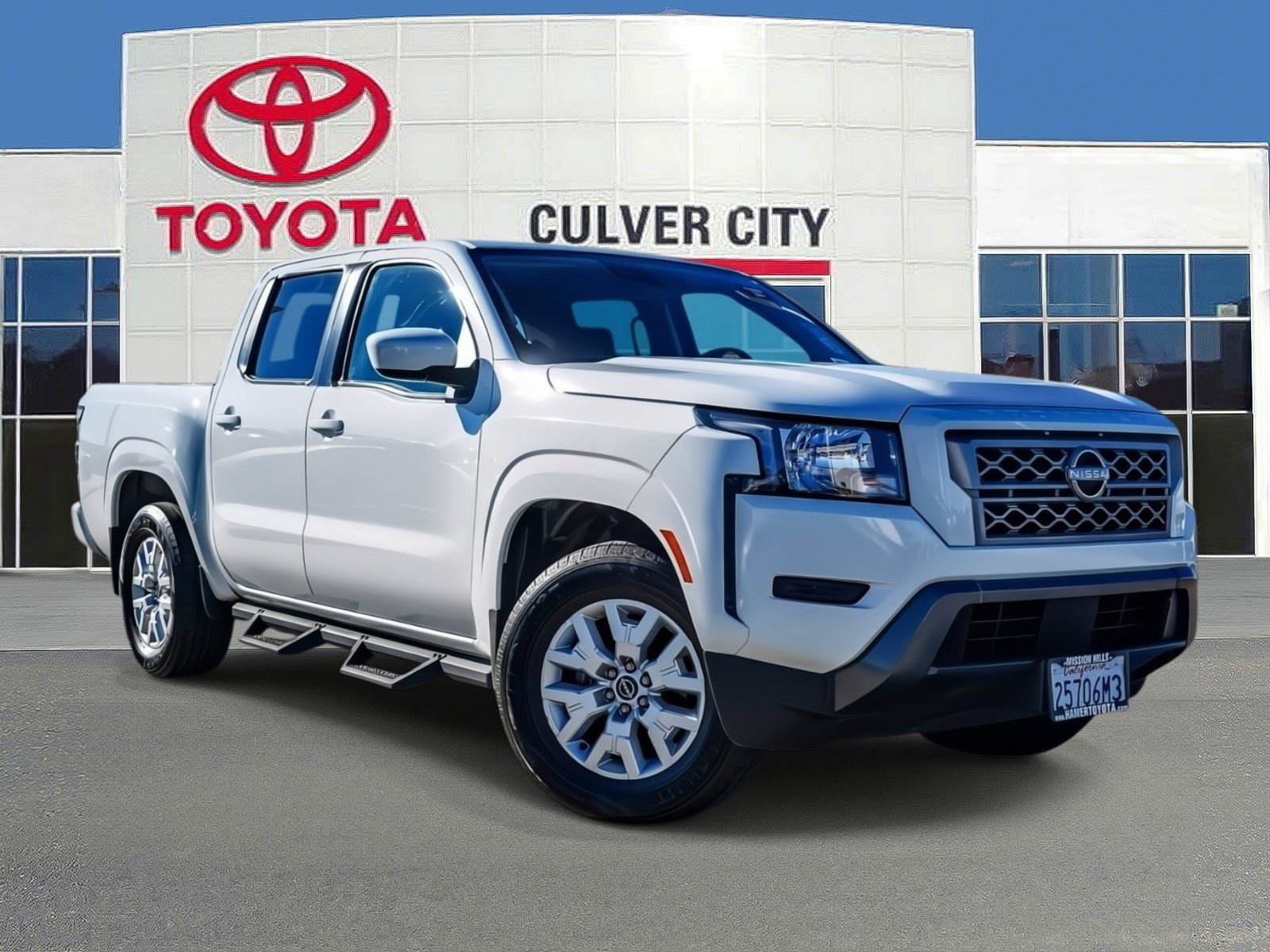 Used 2022 Nissan Frontier SV image 1