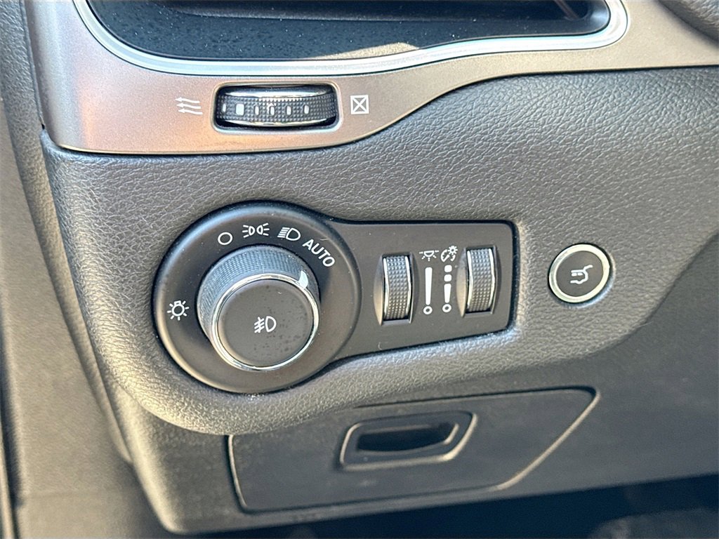 Used 2021 Jeep Cherokee Latitude Lux w/ Comfort/Convenience Group image 10