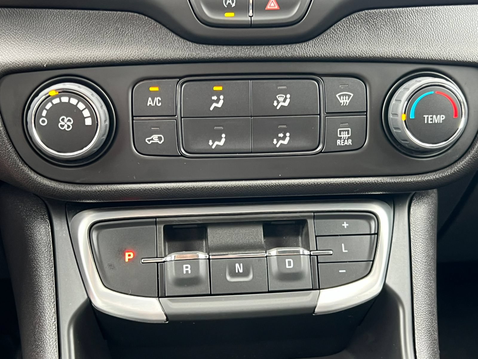 Used 2024 GMC Terrain SLE AWD/4WD image 25