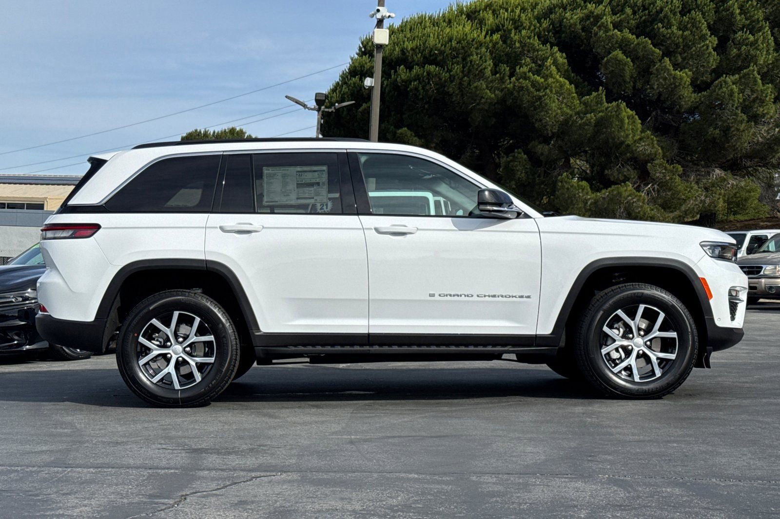 New 2025 Jeep Grand Cherokee Limited w/ Luxury Tech Group II image 3