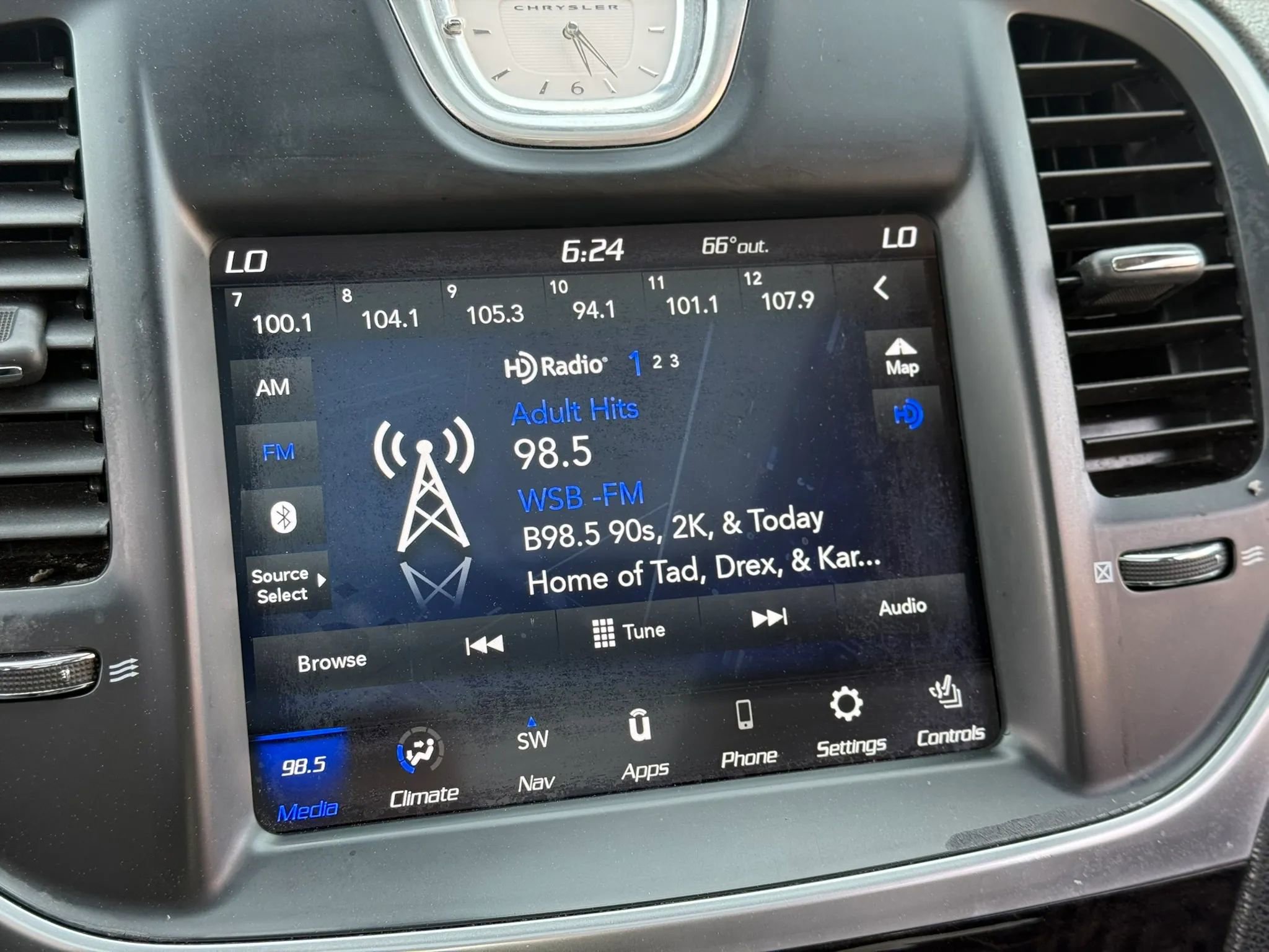 Used 2020 Chrysler 300 Limited image 24