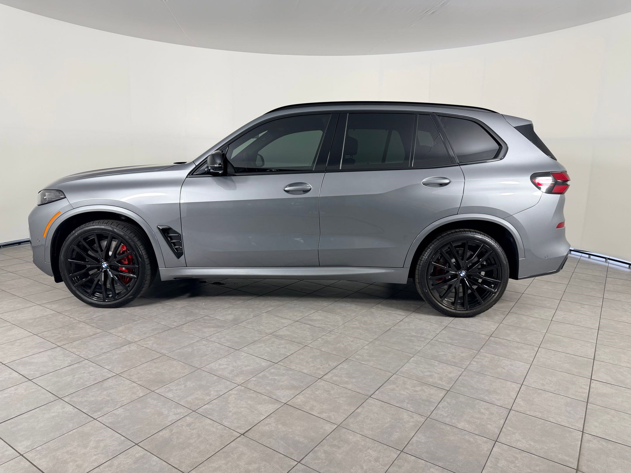 New 2026 BMW X5 M60i w/ Executive Package AWD/4WD image 2