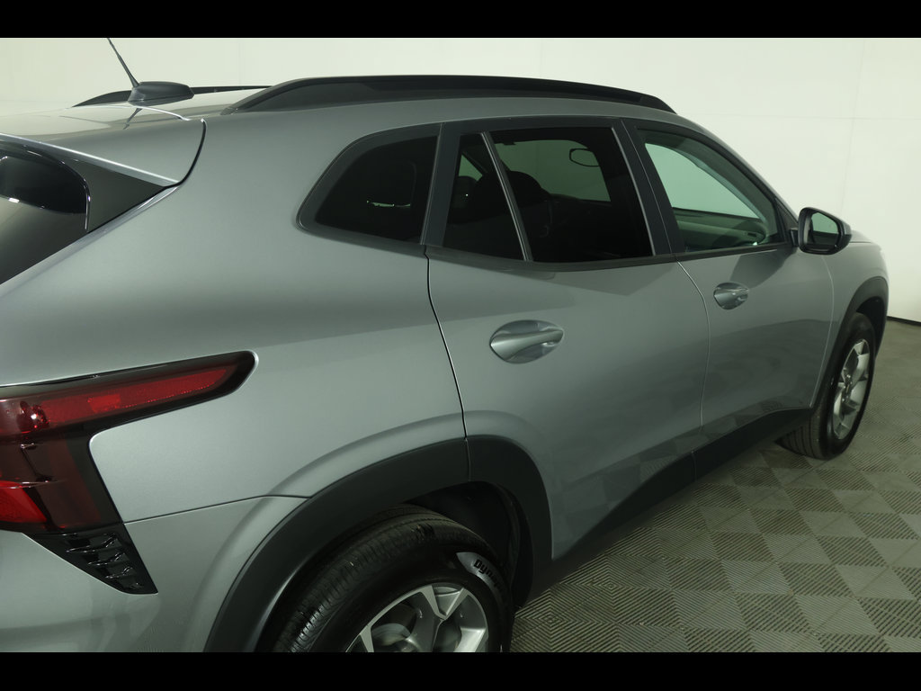 Used 2025 Chevrolet Trax LT w/ Driver Confidence Package FWD image 17