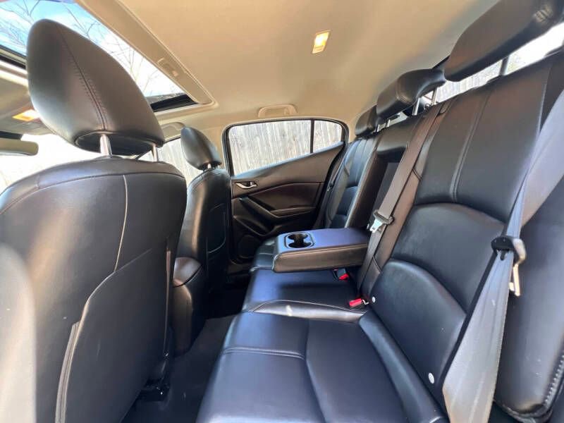 Used 2018 MAZDA MAZDA3 Touring FWD image 14