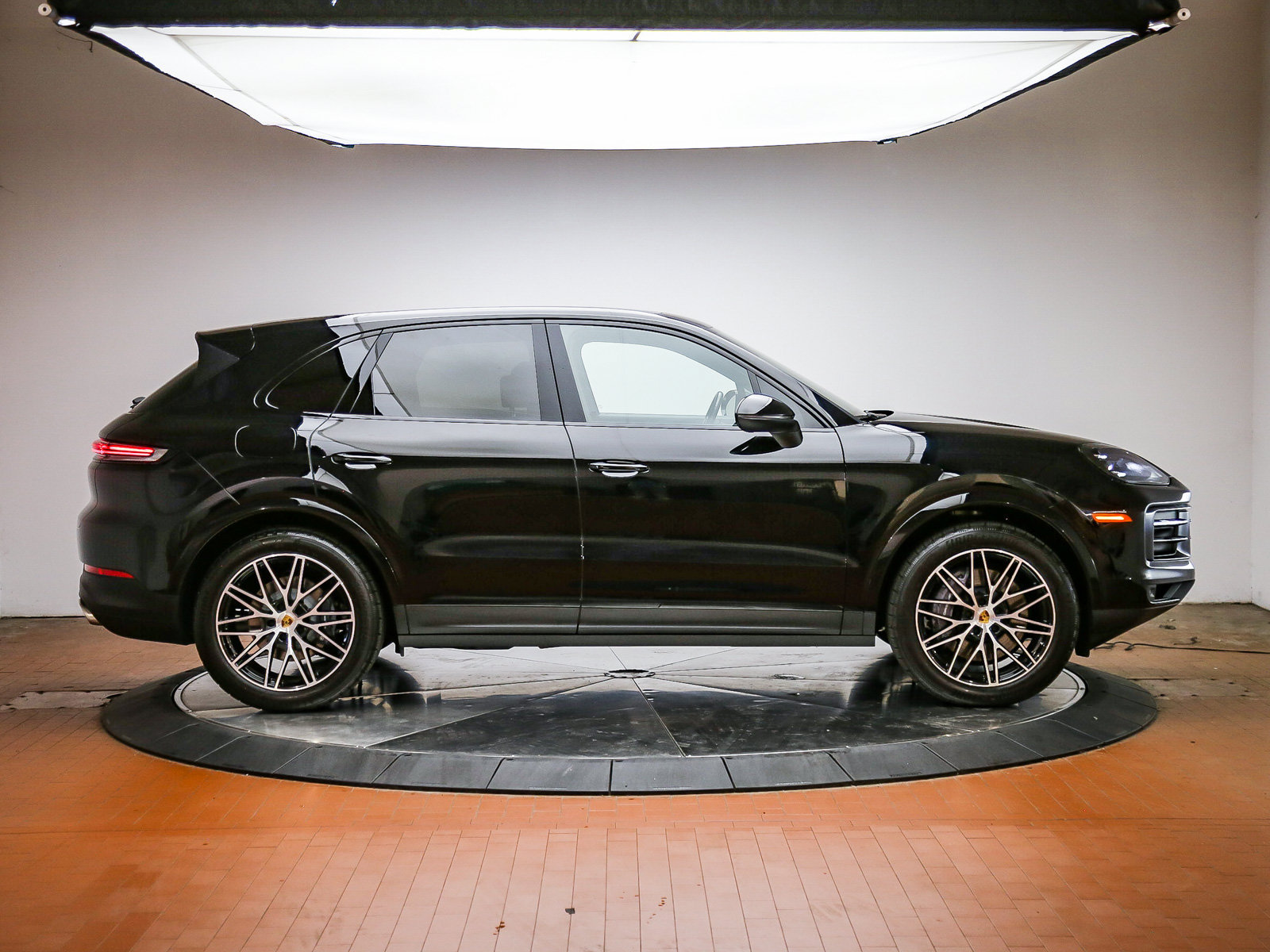 Certified 2024 Porsche Cayenne AWD/4WD image 8