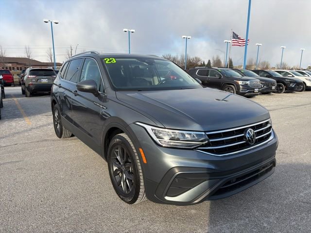 Used 2023 Volkswagen Tiguan SE image 2