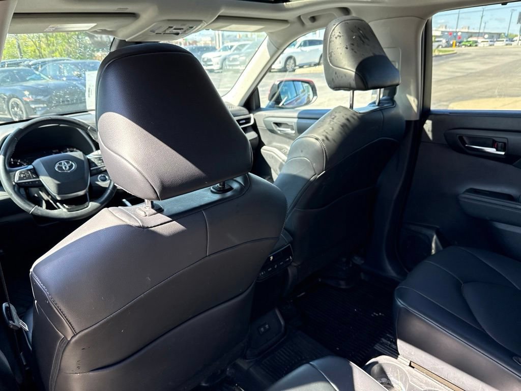 Used 2021 Toyota Highlander XLE AWD/4WD image 26