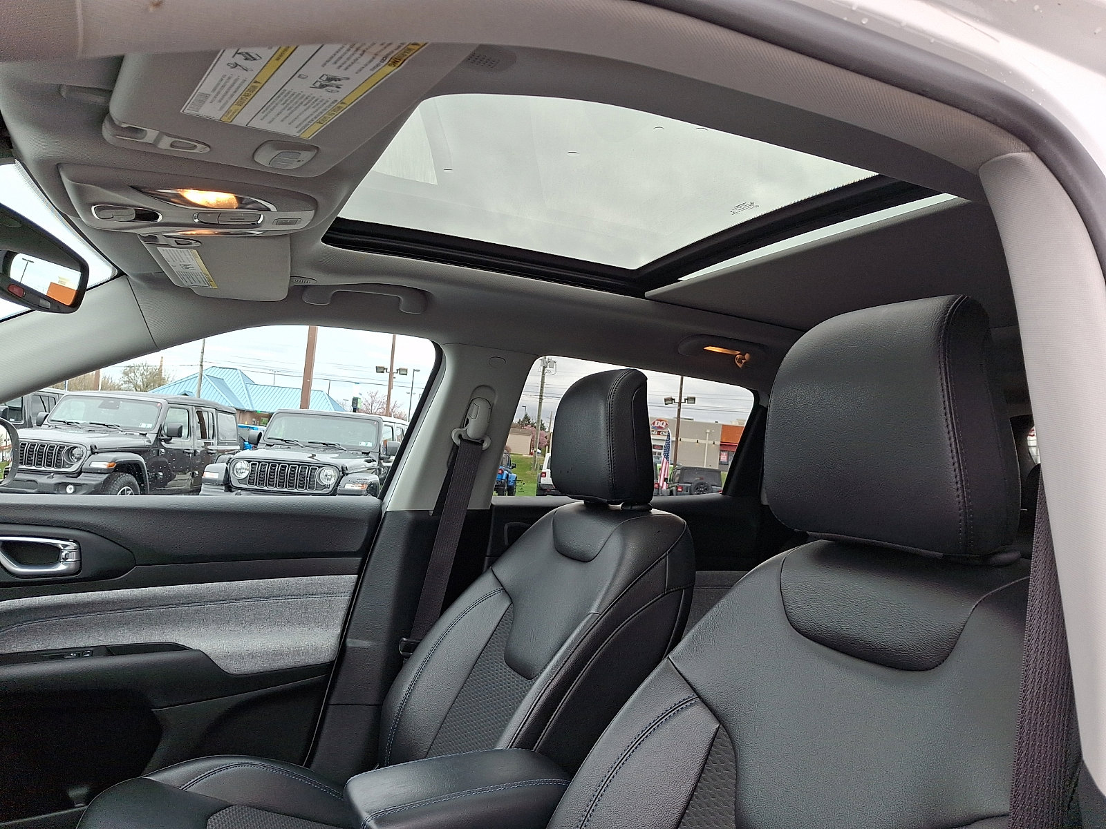 Used 2022 Jeep Compass Latitude w/ Sun and Sound Group image 16
