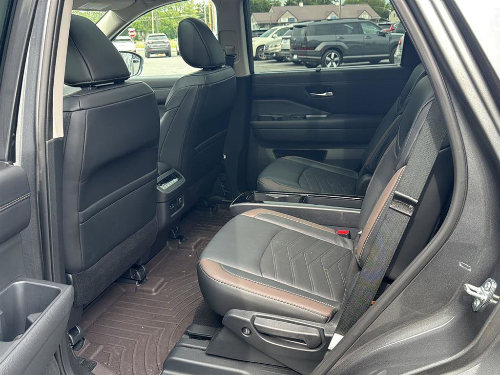 Used 2025 Nissan Pathfinder Platinum AWD/4WD image 4