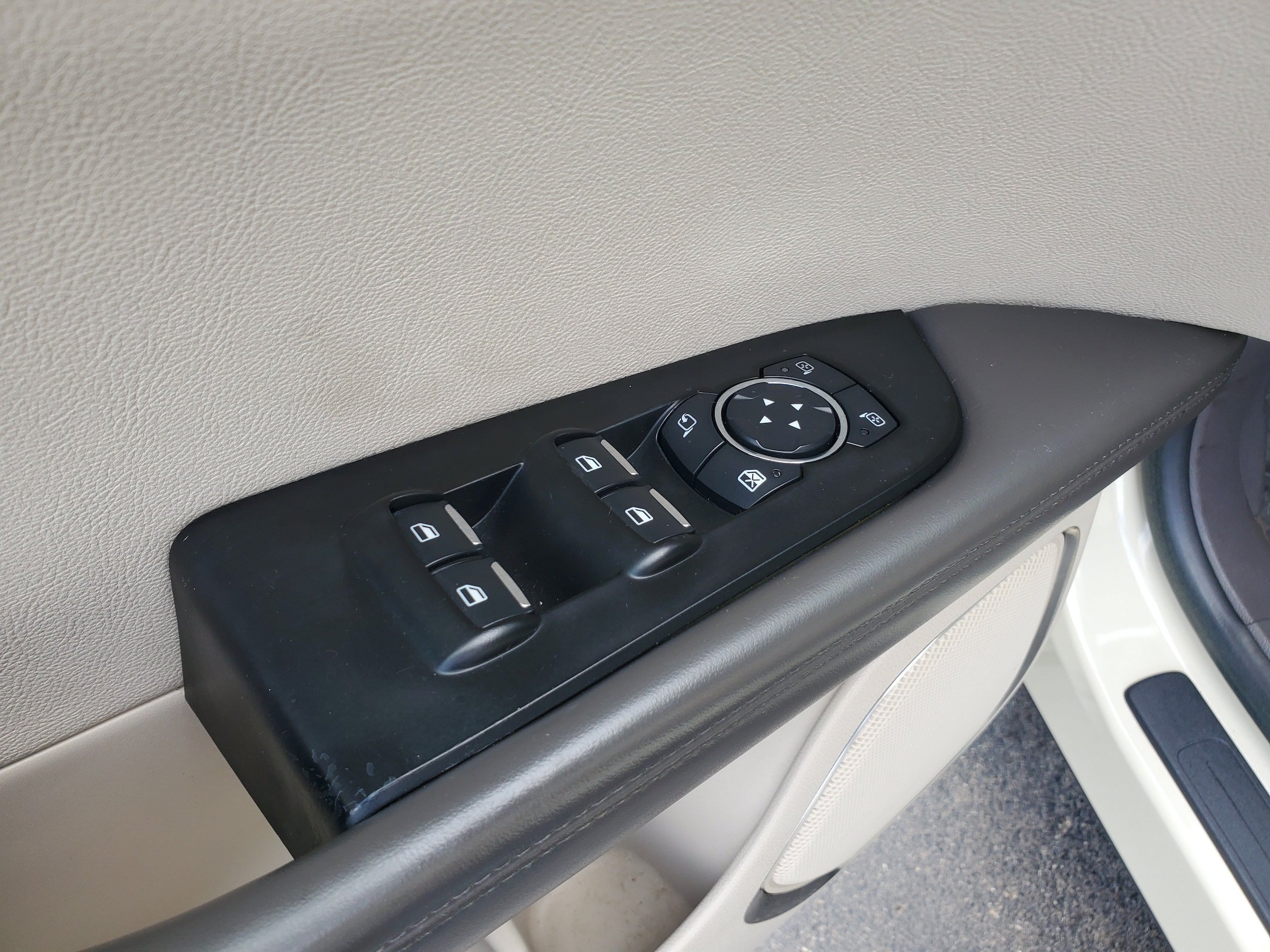Used 2016 Lincoln MKX Reserve w/ Technology Package FWD image 10