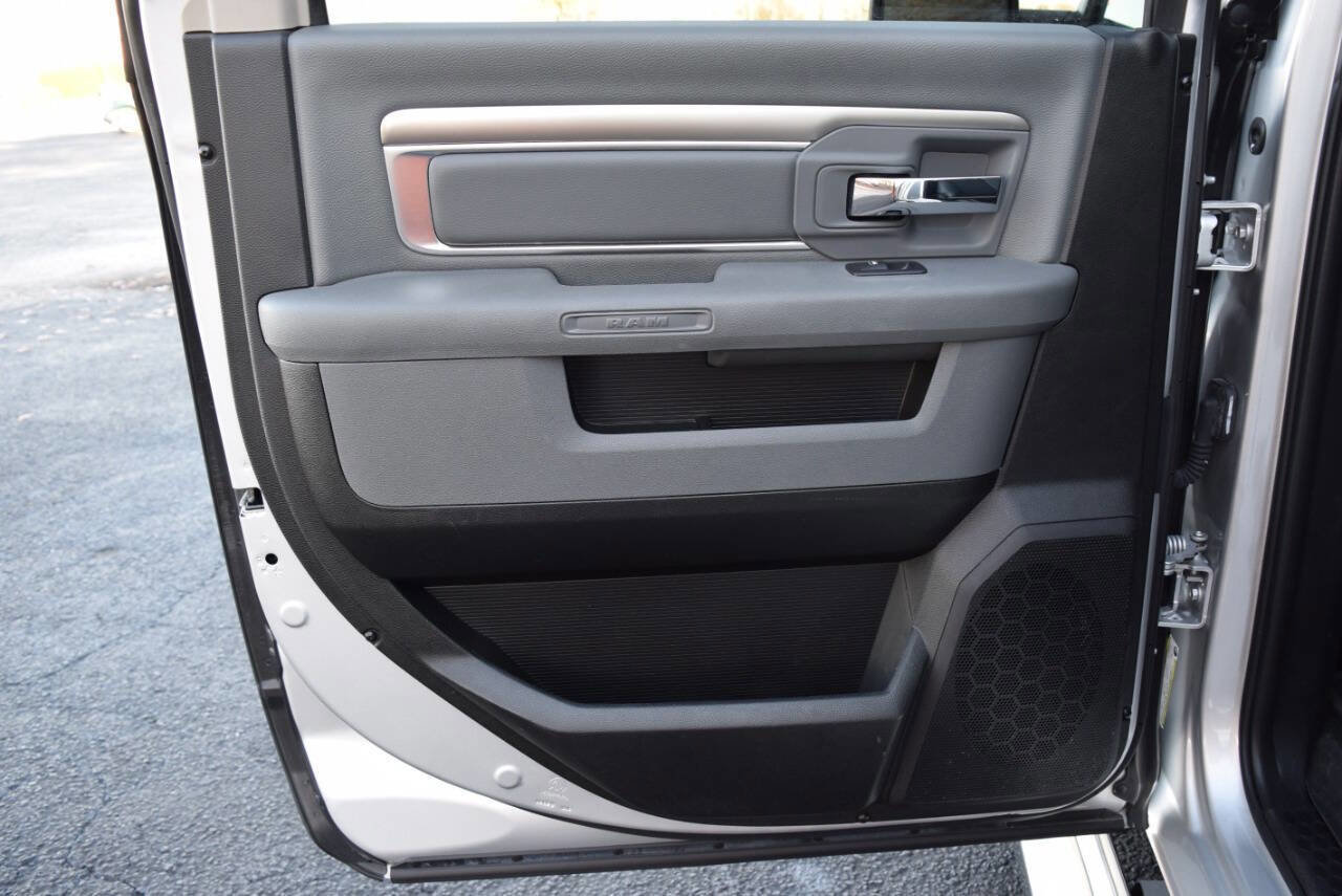 Used 2019 RAM 1500 Classic SLT w/ Luxury Group image 38