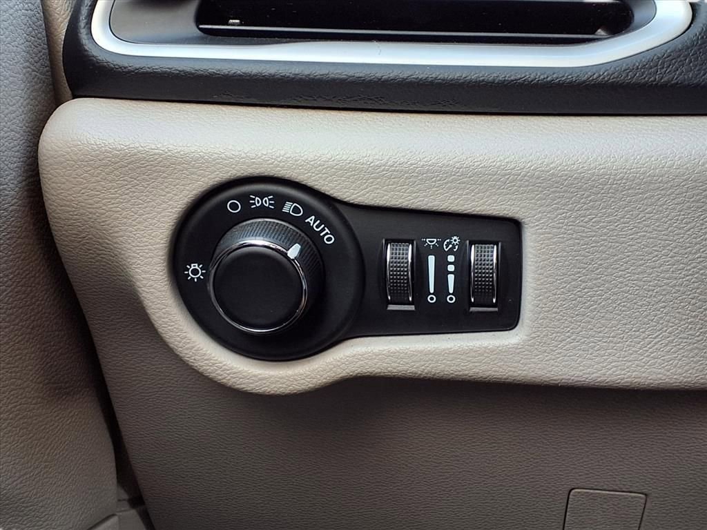 Used 2023 Chrysler Voyager LX image 18