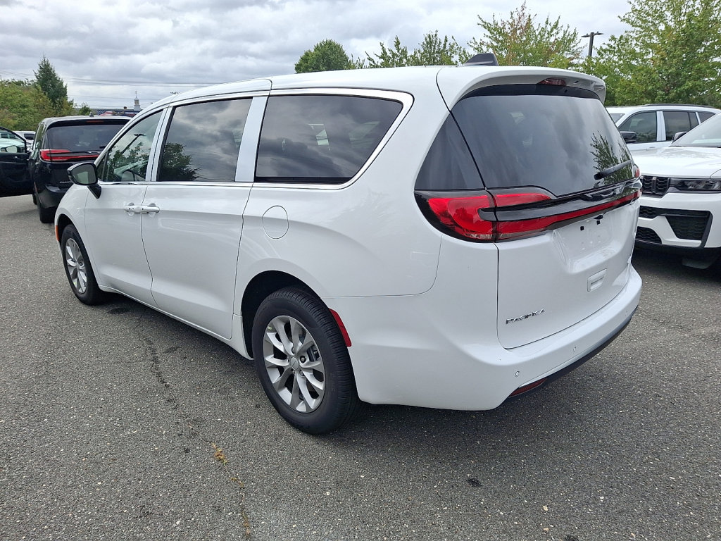 New 2027 Chrysler Pacifica Select AWD/4WD image 7