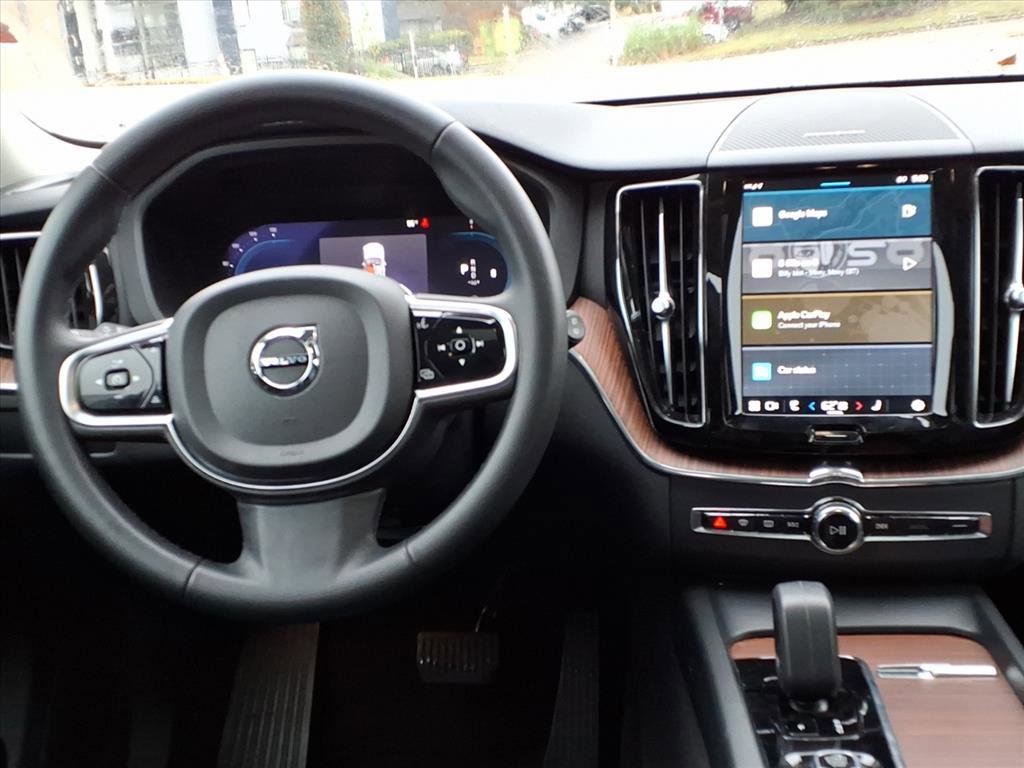 Used 2024 Volvo XC60 B5 Plus image 12