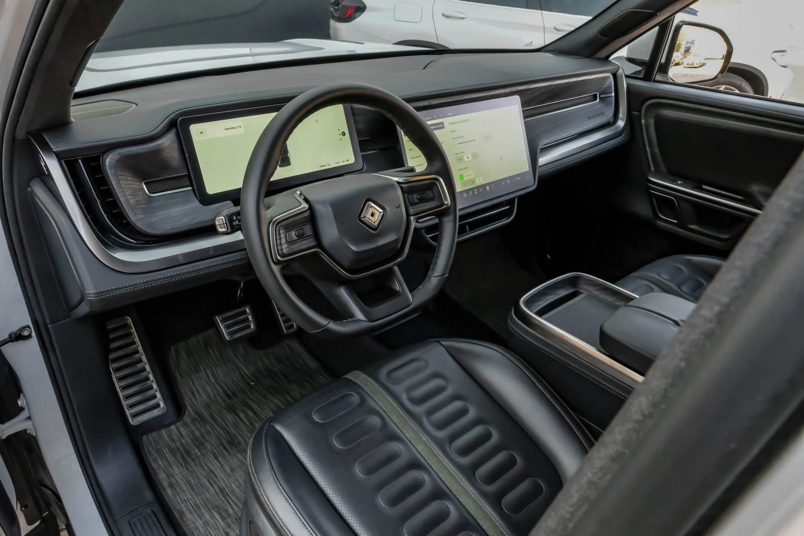 Used 2024 Rivian R1S Adventure AWD/4WD image 2