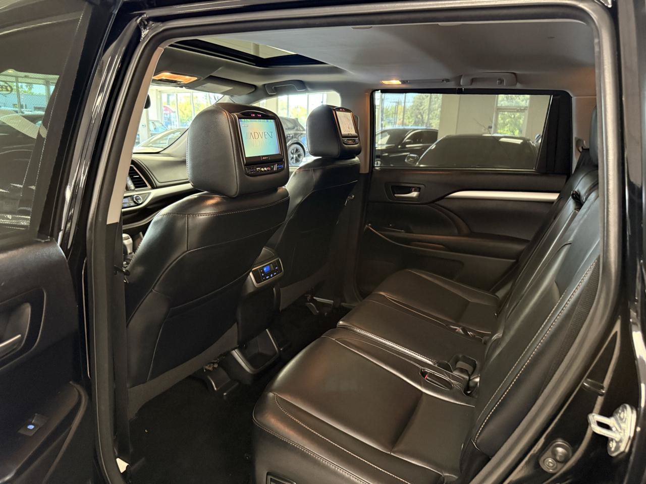Used 2016 Toyota Highlander XLE AWD/4WD image 11
