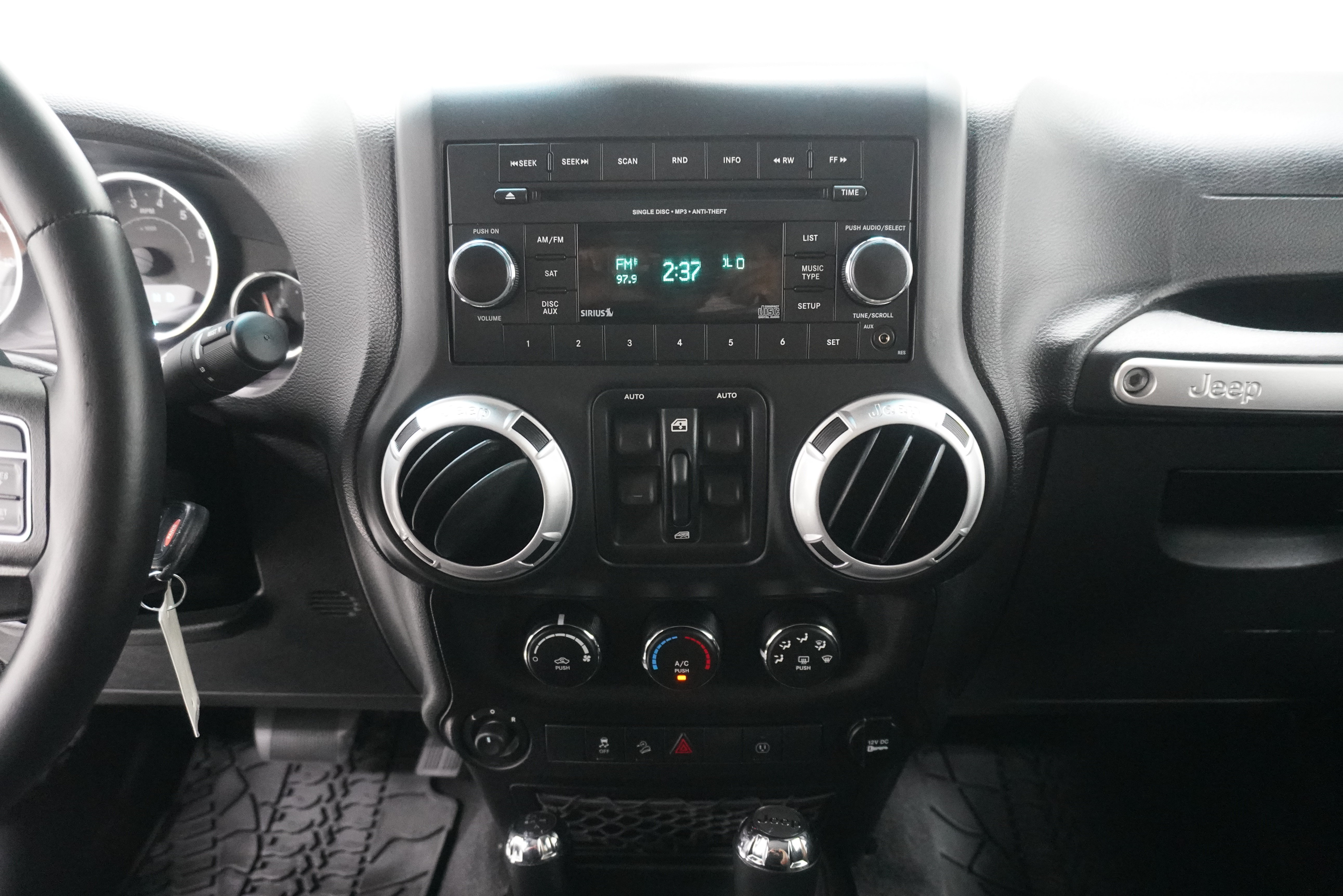 Used 2013 Jeep Wrangler Unlimited Sahara AWD/4WD image 21