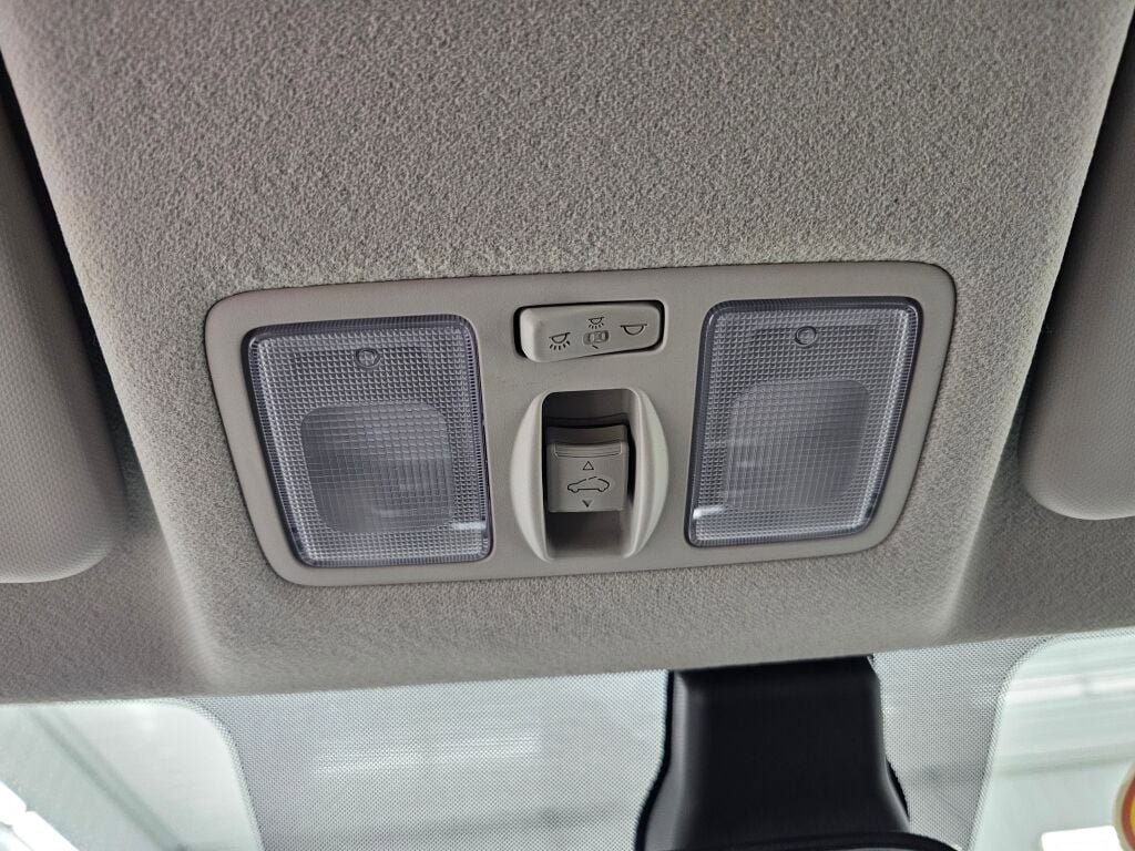 Used 2025 Hyundai Venue SEL FWD image 19