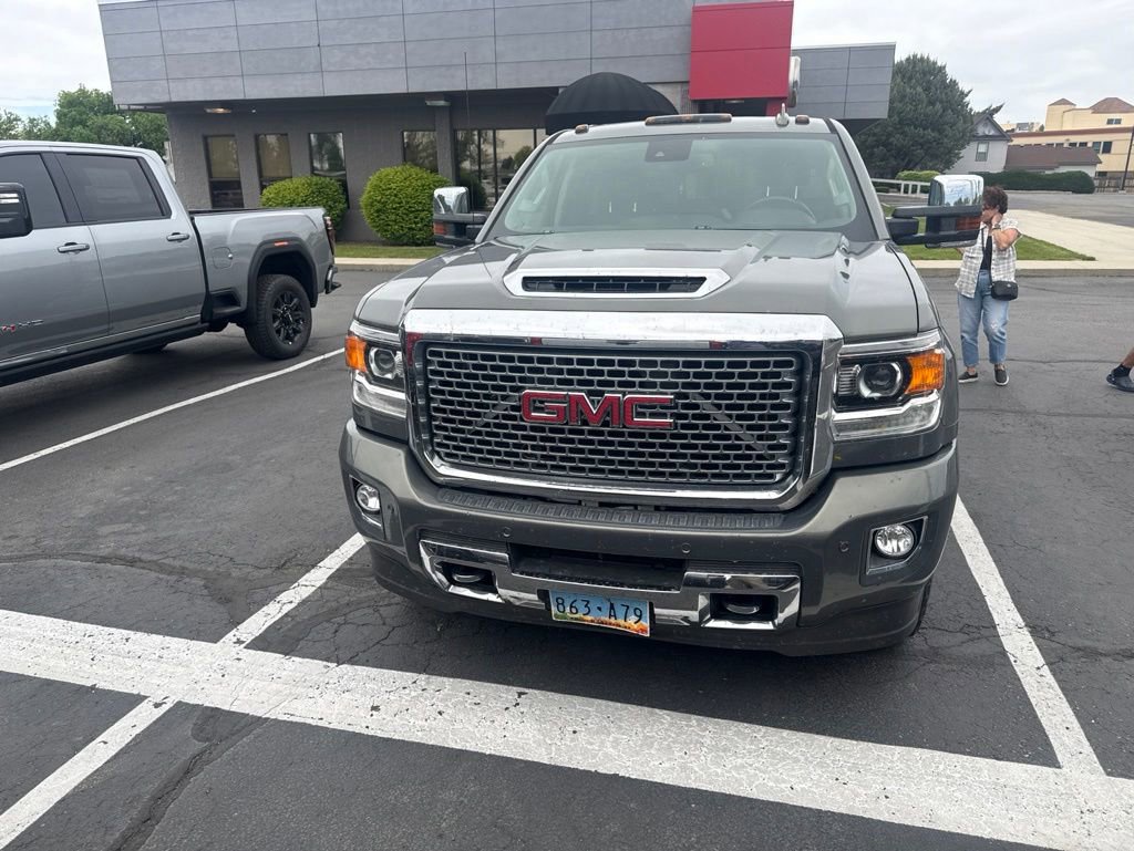 Used 2017 GMC Sierra 2500 Denali w/ Duramax Plus Package AWD/4WD image 4