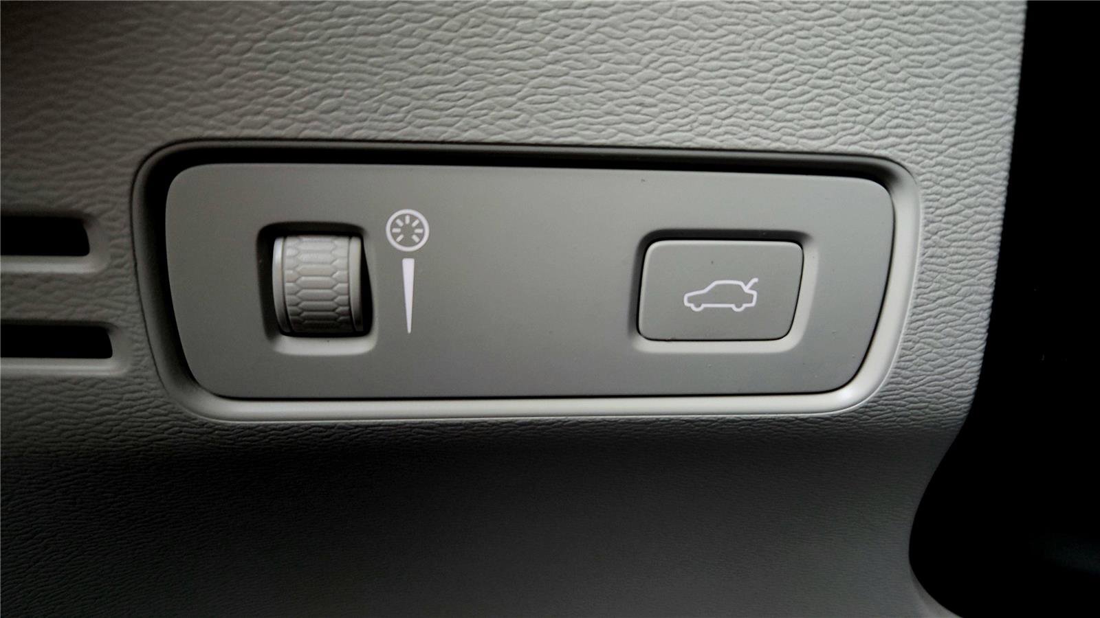 Used 2021 Volvo XC40 T5 Momentum w/ Premium Package image 34