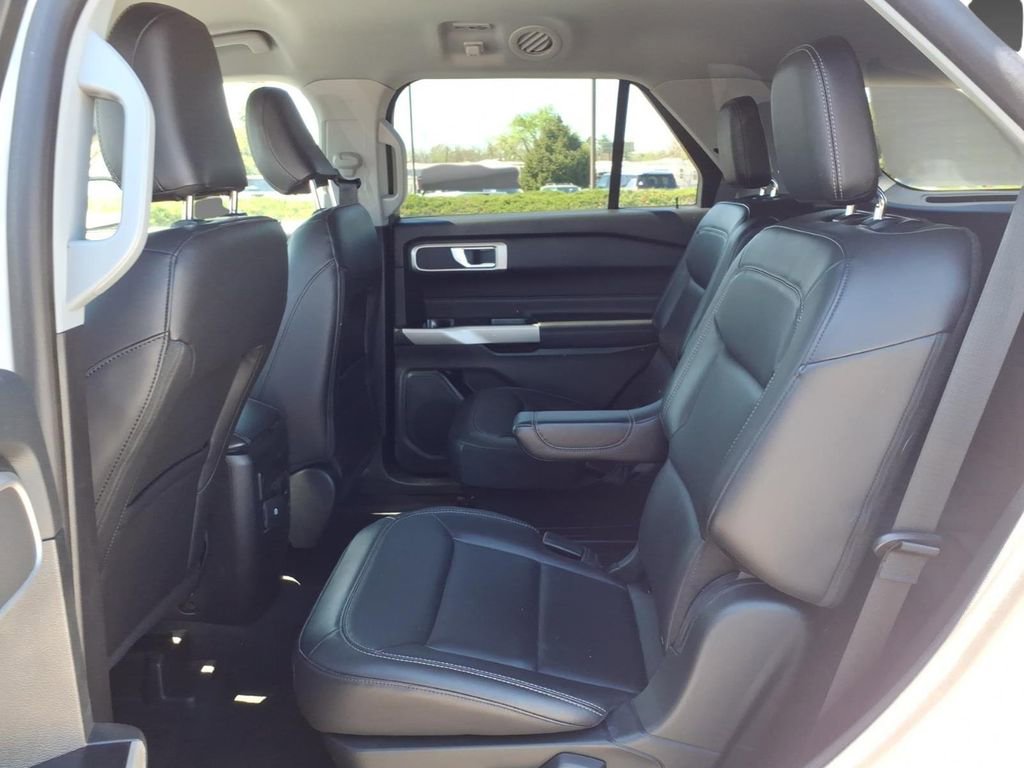 Used 2022 Ford Explorer XLT w/ Equipment Group 202A AWD/4WD image 5