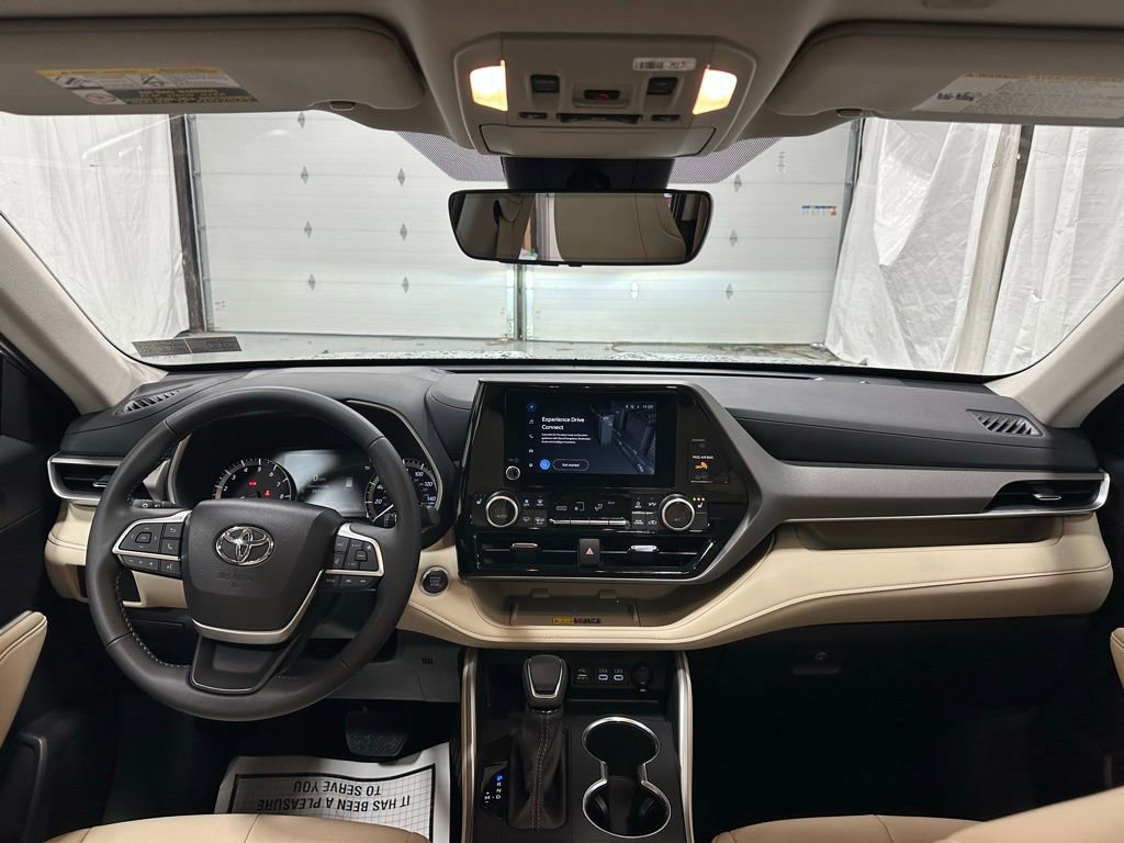 Used 2025 Toyota Highlander XLE image 45