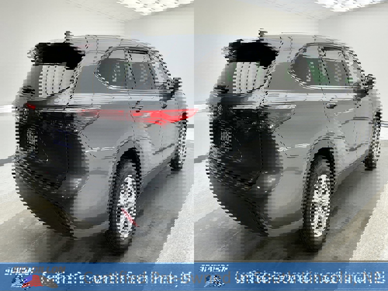 Used 2023 Toyota Highlander LE image 4