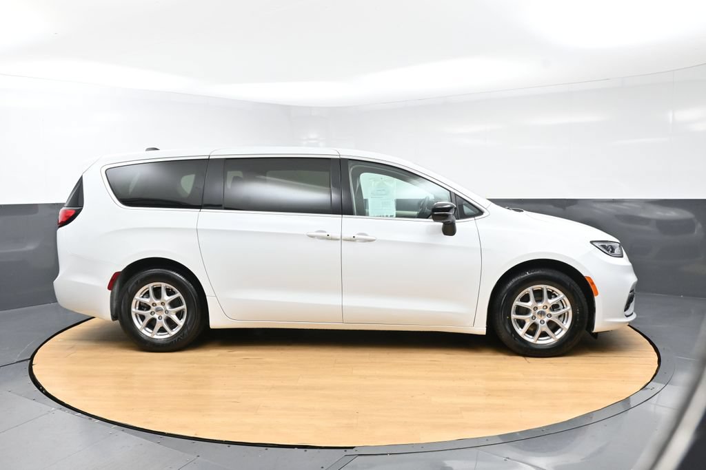 Used 2024 Chrysler Pacifica Touring-L FWD image 5