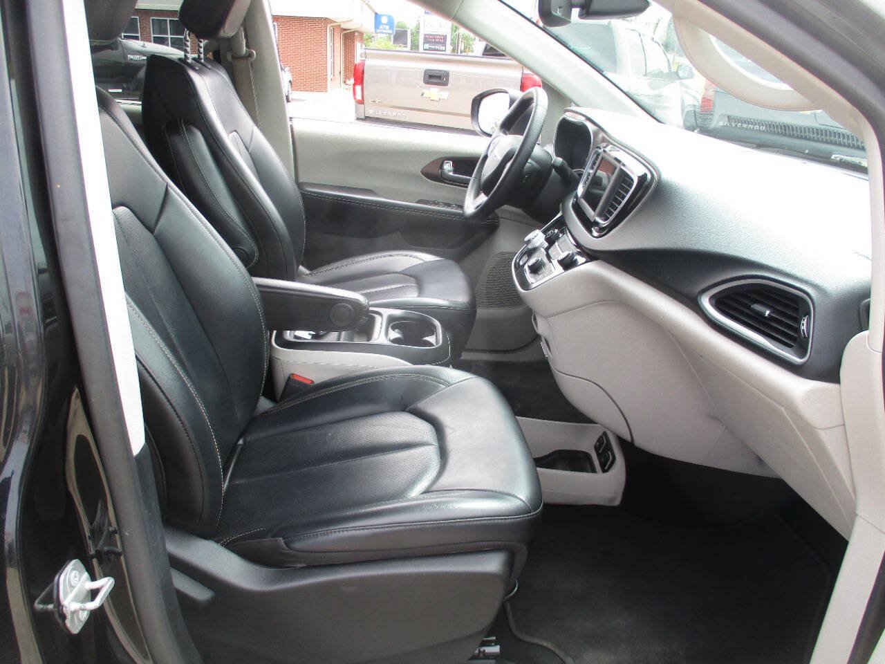 Used 2020 Chrysler Voyager Lxi FWD image 19