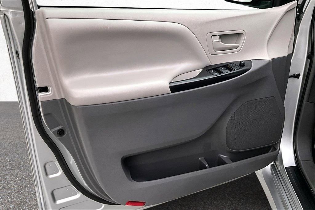Used 2019 Toyota Sienna L image 19