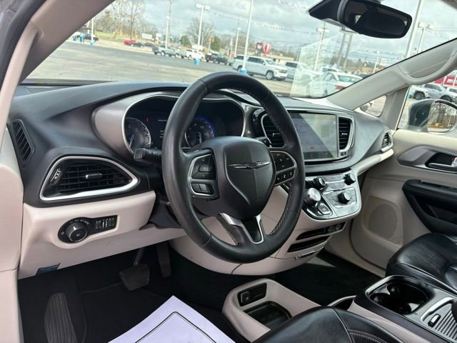 Used 2023 Chrysler Pacifica Touring-L FWD image 38
