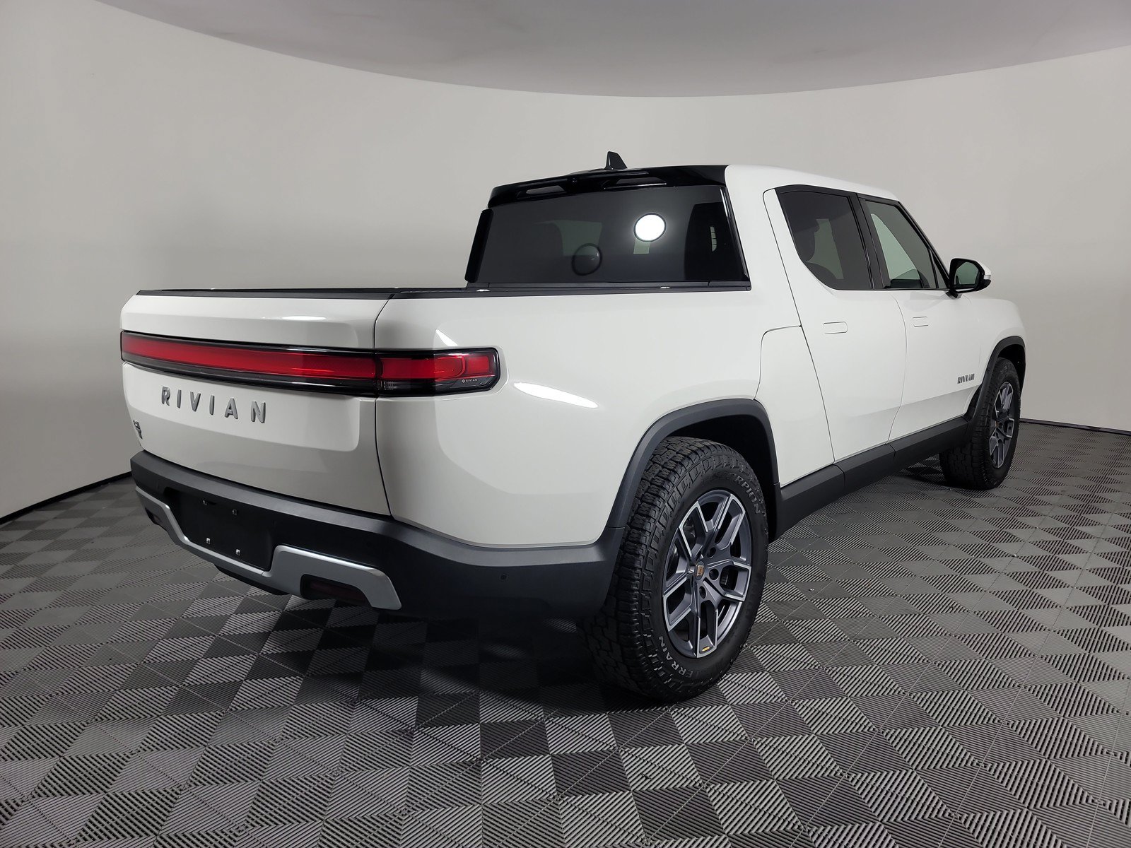 Used 2024 Rivian R1T Adventure AWD/4WD image 5