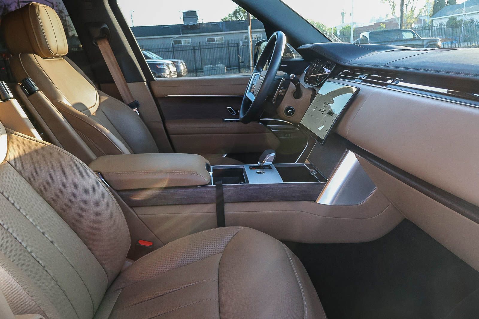 Certified 2025 Land Rover Range Rover SE AWD/4WD image 17
