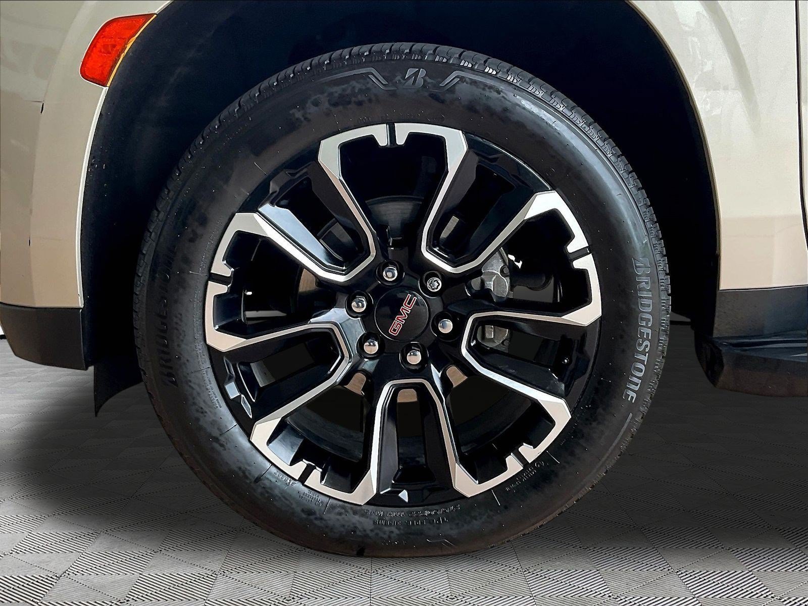 Used 2023 GMC Yukon SLT AWD/4WD image 33