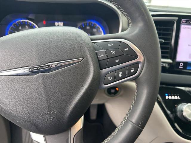 Certified 2023 Chrysler Pacifica Touring-L image 16