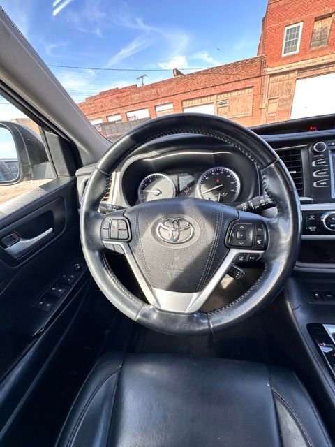 Used 2017 Toyota Highlander XLE image 16