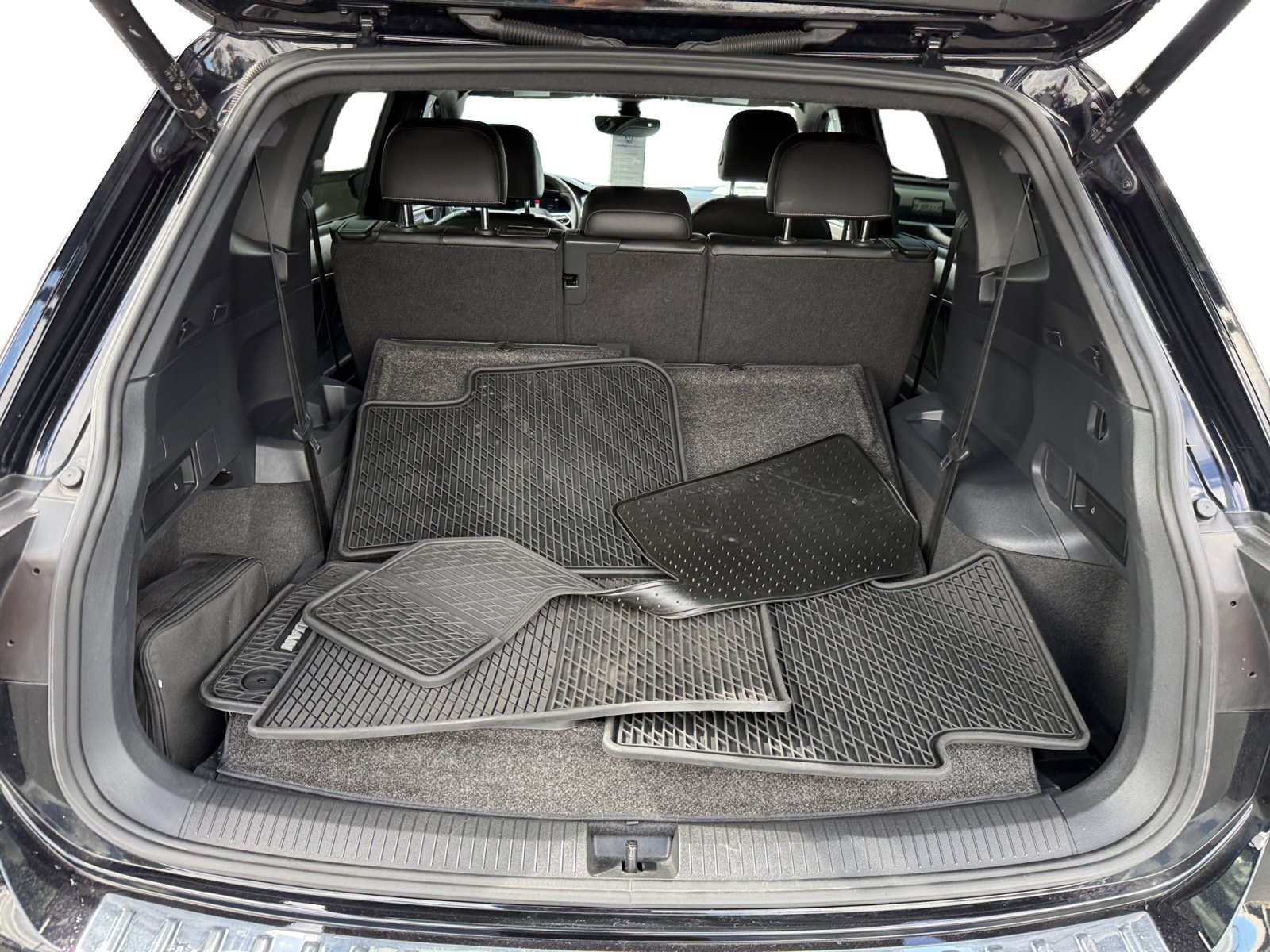 Certified 2022 Volkswagen Tiguan SE R-Line FWD image 17