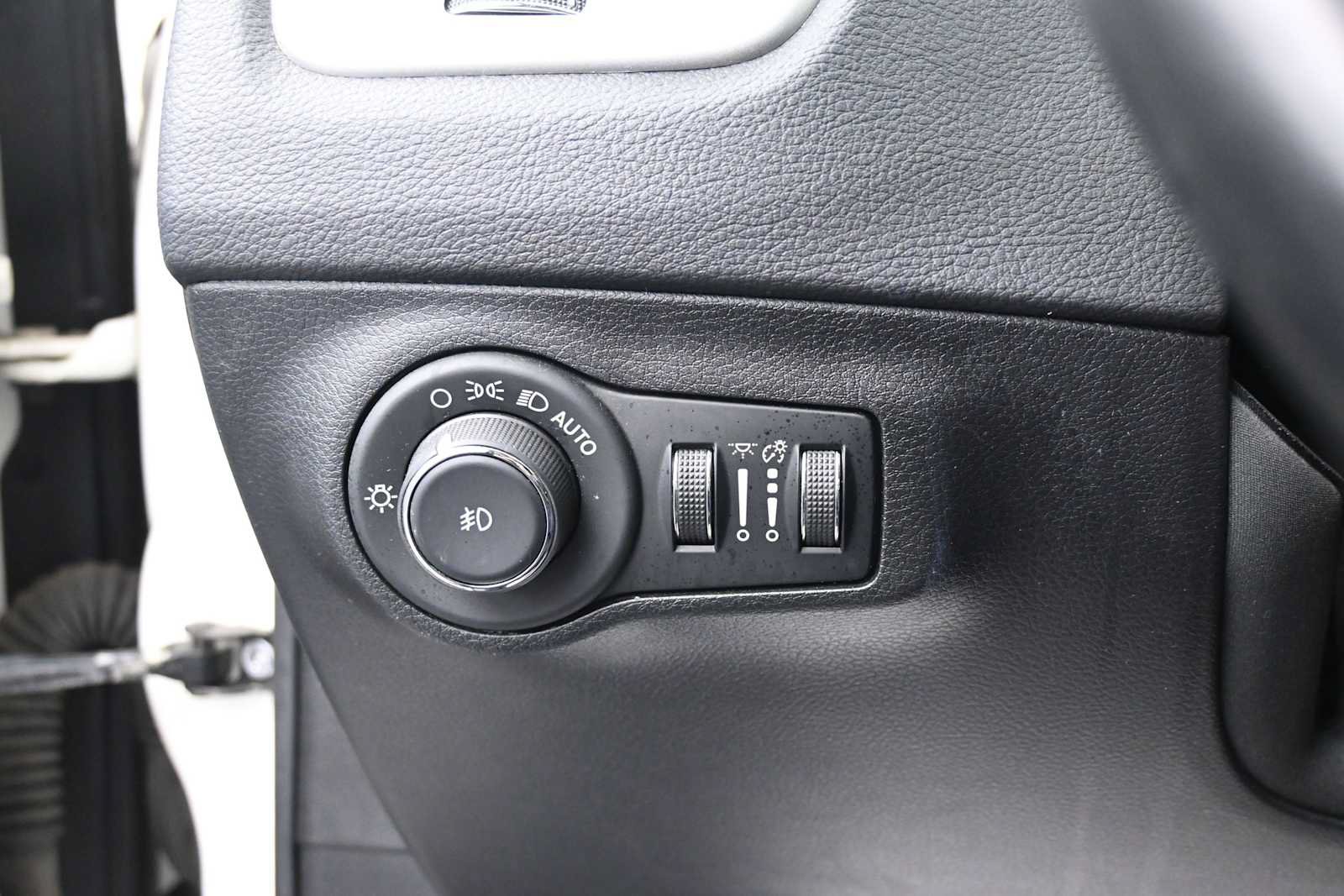 Used 2019 Jeep Compass Latitude w/ Cold Weather Group AWD/4WD image 9
