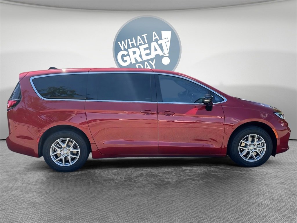 New 2026 Chrysler Pacifica Select image 2