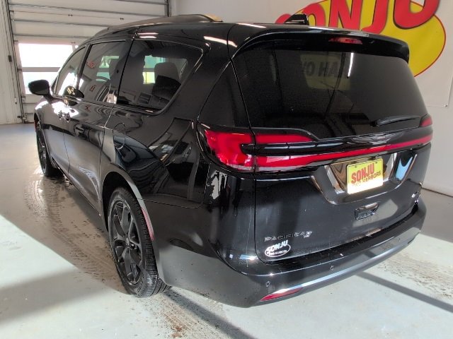 New 2026 Chrysler Pacifica Select image 3