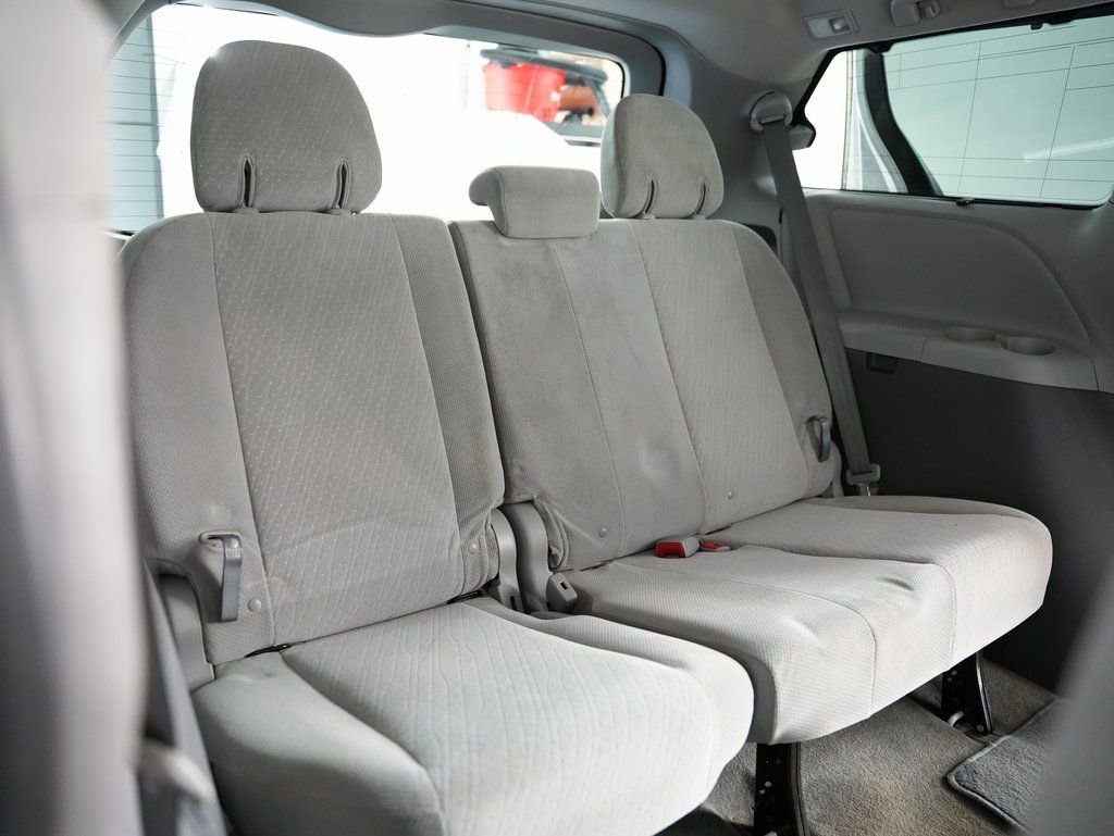 Used 2018 Toyota Sienna LE w/ Carpet Mat Package image 32