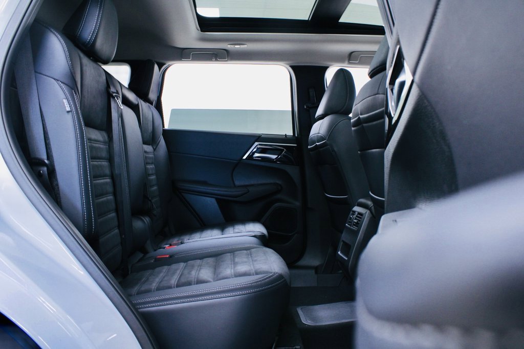 New 2025 Mitsubishi Outlander SE image 25