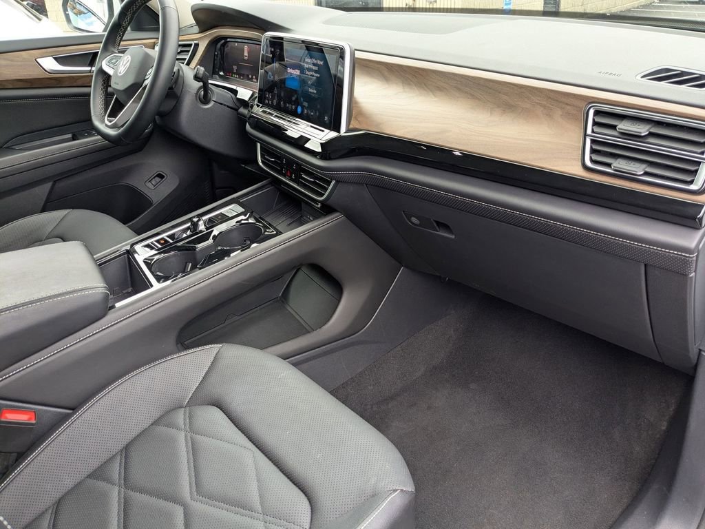 Used 2025 Volkswagen Atlas SE image 34