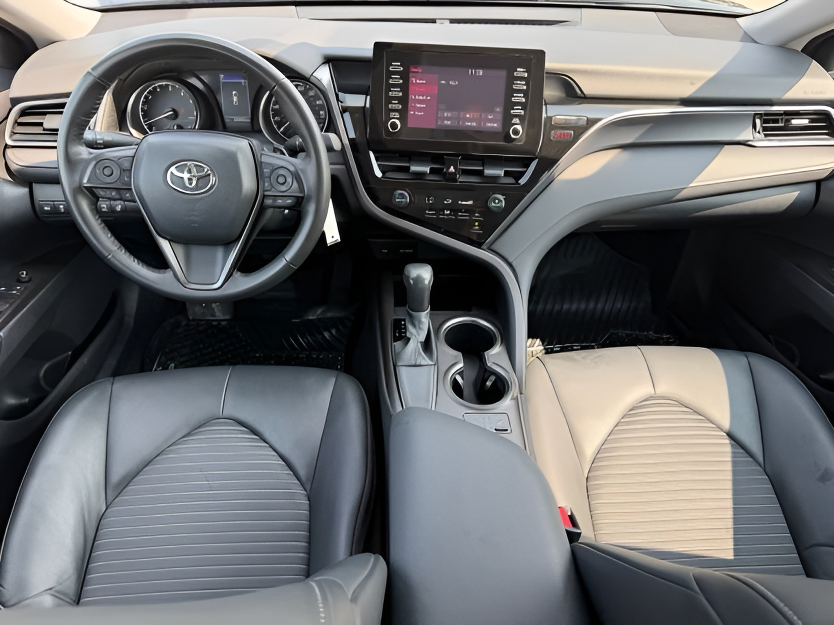 Used 2024 Toyota Camry SE FWD image 11