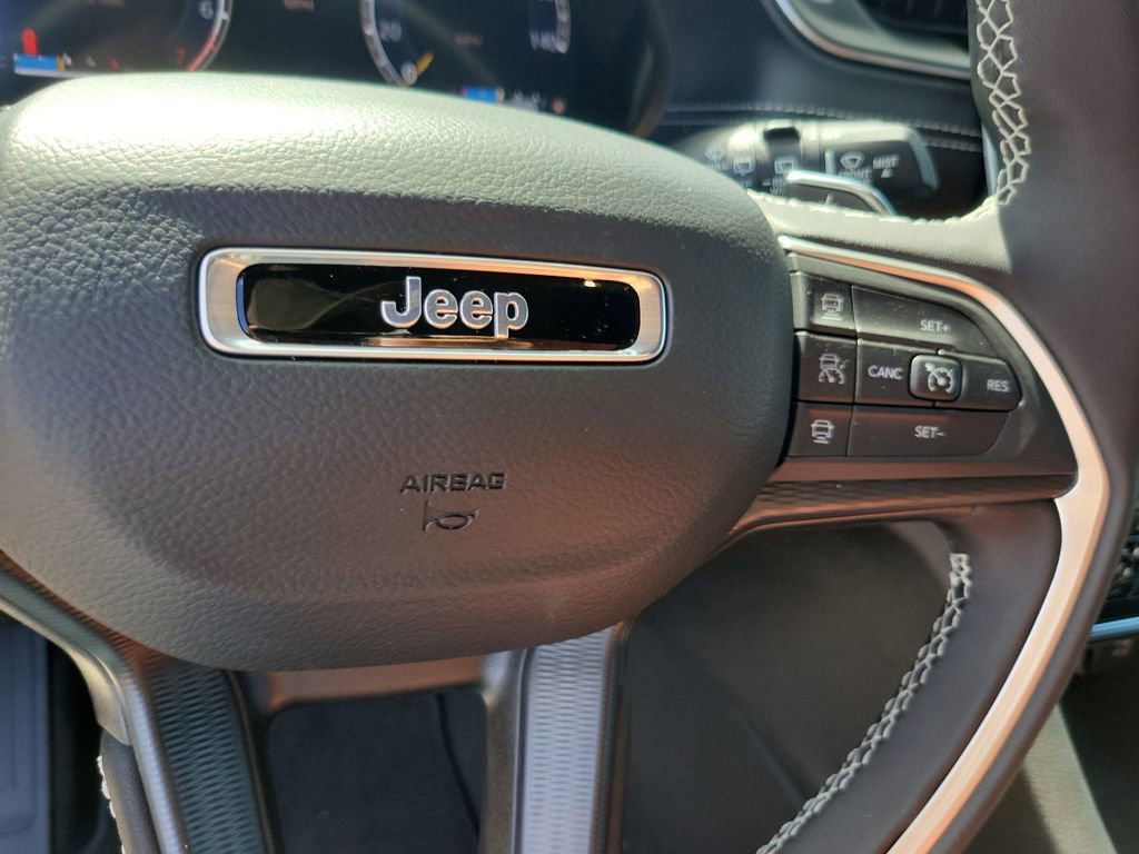 New 2025 Jeep Grand Cherokee Laredo w/ Luxury Tech Group I AWD/4WD image 23
