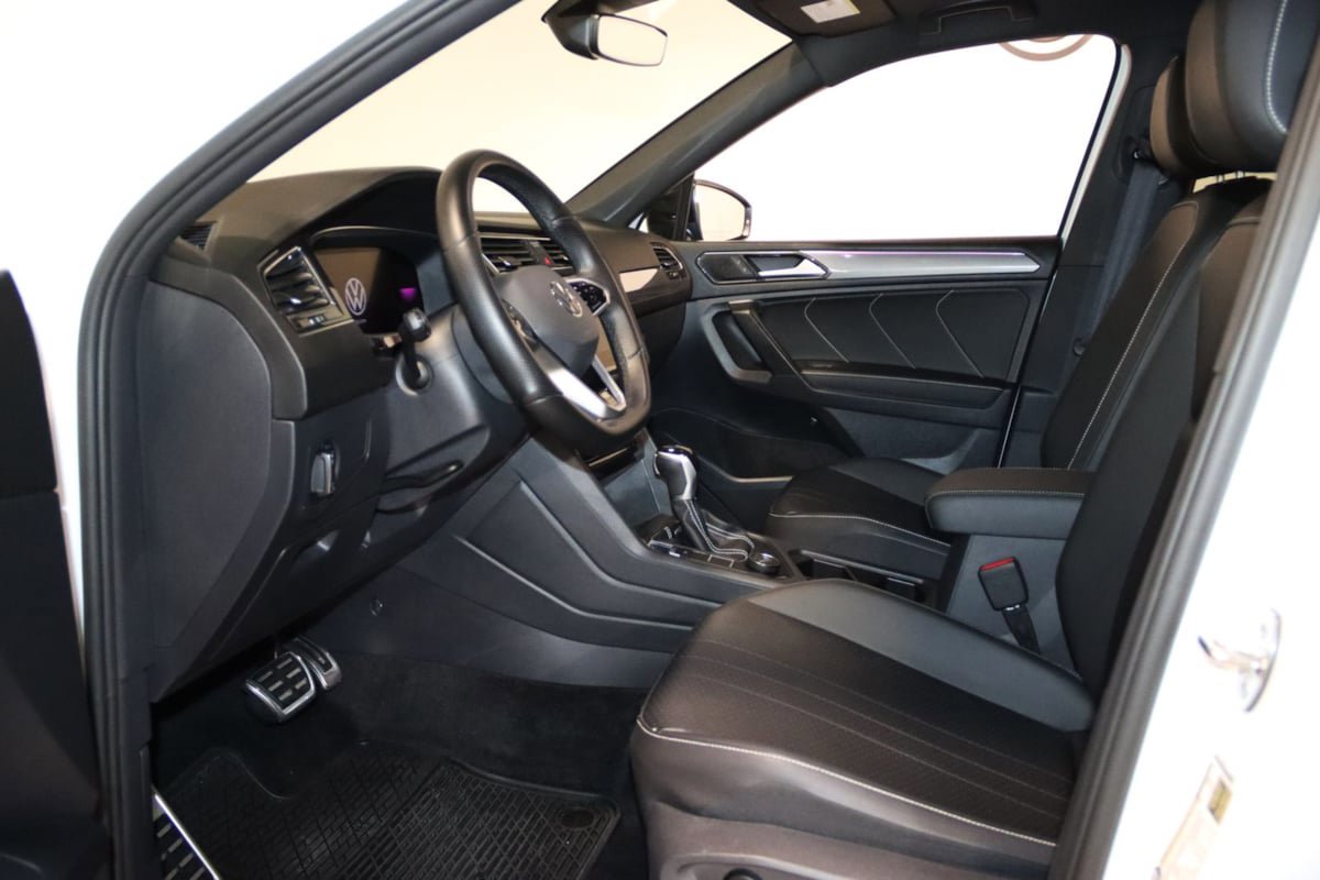 Used 2023 Volkswagen Tiguan SE R-Line AWD/4WD image 30
