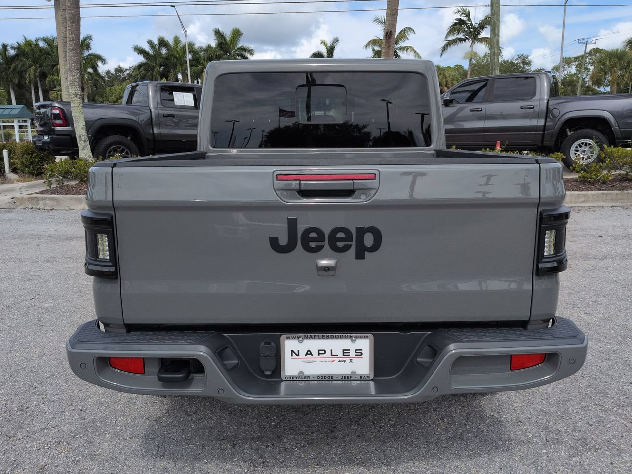 Used 2023 Jeep Gladiator Overland AWD/4WD image 6